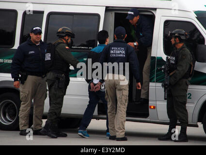 Bogota, Kolumbien. 1. Juli 2014. Sieben Kolumbianer sind in die Vereinigten Staaten ausgeliefert, am 1. Juli 2014 bei Catam Flughafen in westlichen Bogotá.They wurden angeklagt wegen Mordes an der DEA Special Agent James Terry Watson, der getötet wurde nachdem er verließ ein Treffen mit Freunden in einem Restaurant in Bogota und stiegen in ein Taxi. Die Bande gestanden, wobei mindestens 50 Opfer auf "reitet Millionär" in Bogotá. Bildnachweis: Pazifische Presse/Alamy Live-Nachrichten Stockfoto