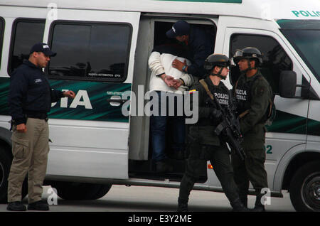 Bogota, Kolumbien. 1. Juli 2014. Sieben Kolumbianer sind in die Vereinigten Staaten ausgeliefert, am 1. Juli 2014 bei Catam Flughafen in westlichen Bogotá.They wurden angeklagt wegen Mordes an der DEA Special Agent James Terry Watson, der getötet wurde nachdem er verließ ein Treffen mit Freunden in einem Restaurant in Bogota und stiegen in ein Taxi. Die Bande gestanden, wobei mindestens 50 Opfer auf "reitet Millionär" in Bogotá. Bildnachweis: Pazifische Presse/Alamy Live-Nachrichten Stockfoto