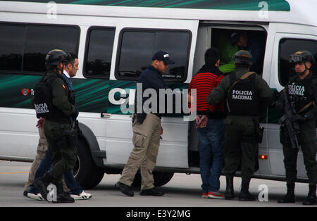 Bogota, Kolumbien. 1. Juli 2014. Sieben Kolumbianer sind in die Vereinigten Staaten ausgeliefert, am 1. Juli 2014 bei Catam Flughafen in westlichen Bogotá.They wurden angeklagt wegen Mordes an der DEA Special Agent James Terry Watson, der getötet wurde nachdem er verließ ein Treffen mit Freunden in einem Restaurant in Bogota und stiegen in ein Taxi. Die Bande gestanden, wobei mindestens 50 Opfer auf "reitet Millionär" in Bogotá. Bildnachweis: Pazifische Presse/Alamy Live-Nachrichten Stockfoto