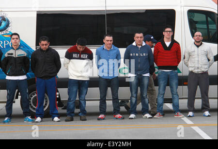 Bogota, Kolumbien. 1. Juli 2014. Sieben Kolumbianer sind in die Vereinigten Staaten ausgeliefert, am 1. Juli 2014 bei Catam Flughafen in westlichen Bogotá.They wurden angeklagt wegen Mordes an der DEA Special Agent James Terry Watson, der getötet wurde nachdem er verließ ein Treffen mit Freunden in einem Restaurant in Bogota und stiegen in ein Taxi. Die Bande gestanden, wobei mindestens 50 Opfer auf "reitet Millionär" in Bogotá. Bildnachweis: Pazifische Presse/Alamy Live-Nachrichten Stockfoto