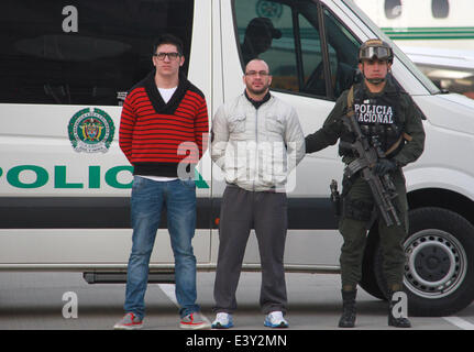 Bogota, Kolumbien. 1. Juli 2014. Wilson Peralta und Edgar Javier Bello mit der kolumbianischen Polizei während der Auslieferung an die USA. Sieben Kolumbianer sind in die Vereinigten Staaten ausgeliefert, am 1. Juli 2014 bei Catam Flughafen in westlichen Bogotá.They wurden angeklagt wegen Mordes an der DEA Special Agent James Terry Watson, der getötet wurde nachdem er verließ ein Treffen mit Freunden in einem Restaurant in Bogota und stiegen in ein Taxi. Die Bande gestanden, wobei mindestens 50 Opfer auf "reitet Millionär" in Bogotá. Bildnachweis: Pazifische Presse/Alamy Live-Nachrichten Stockfoto