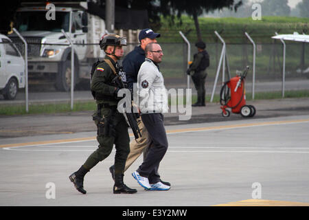 Bogota, Kolumbien. 1. Juli 2014. Wilson Peralta mit Escort kolumbianische Polizei während der Auslieferung in USA. Sieben Kolumbianer sind in die Vereinigten Staaten ausgeliefert, am 1. Juli 2014 bei Catam Flughafen in westlichen Bogotá.They wurden angeklagt wegen Mordes an der DEA Special Agent James Terry Watson, der getötet wurde nachdem er verließ ein Treffen mit Freunden in einem Restaurant in Bogota und stiegen in ein Taxi. Die Bande gestanden, wobei mindestens 50 Opfer auf "reitet Millionär" in Bogotá. Bildnachweis: Pazifische Presse/Alamy Live-Nachrichten Stockfoto