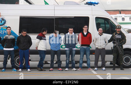 Bogota, Kolumbien. 1. Juli 2014. Sieben Kolumbianer sind in die Vereinigten Staaten ausgeliefert, am 1. Juli 2014 bei Catam Flughafen in westlichen Bogotá.They wurden angeklagt wegen Mordes an der DEA Special Agent James Terry Watson, der getötet wurde nachdem er verließ ein Treffen mit Freunden in einem Restaurant in Bogota und stiegen in ein Taxi. Die Bande gestanden, wobei mindestens 50 Opfer auf "reitet Millionär" in Bogotá. Bildnachweis: Pazifische Presse/Alamy Live-Nachrichten Stockfoto