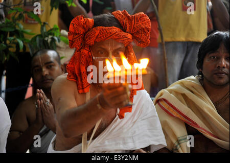 Dhaka, Bangladesch. 29. Juni 2014. Die Menschen feiern die Feuerzeremonie in Swamibag ISKON-Tempel in Dhaka. Hindus glauben und anbeten Feuerkraft. Während dieser Zeremonie verliebten sie beten für den Frieden ihrer Toten. Und sie glauben auch, dass diese Zeremonie auch Design, Frieden in der Welt vor dem Ratha Yatra aufzurufen ist. © Mohammad Asad/Pacific Press/Alamy Live-Nachrichten Stockfoto