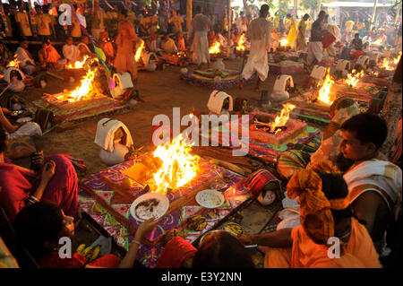 Dhaka, Bangladesch. 29. Juni 2014. Die Menschen feiern die Feuerzeremonie in Swamibag ISKON-Tempel in Dhaka. Hindus glauben und anbeten Feuerkraft. Während dieser Zeremonie verliebten sie beten für den Frieden ihrer Toten. Und sie glauben auch, dass diese Zeremonie auch Design, Frieden in der Welt vor dem Ratha Yatra aufzurufen ist. © Mohammad Asad/Pacific Press/Alamy Live-Nachrichten Stockfoto