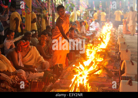 Dhaka, Bangladesch. 29. Juni 2014. Die Menschen feiern die Feuerzeremonie in Swamibag ISKON-Tempel in Dhaka. Hindus glauben und anbeten Feuerkraft. Während dieser Zeremonie verliebten sie beten für den Frieden ihrer Toten. Und sie glauben auch, dass diese Zeremonie auch Design, Frieden in der Welt vor dem Ratha Yatra aufzurufen ist. © Mohammad Asad/Pacific Press/Alamy Live-Nachrichten Stockfoto