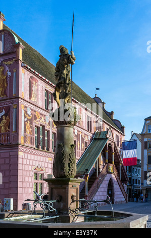 Stockbrunnen Brunnen mit Hellebardier Statue und Renaissance ehemaligen City Hall aus dem 16. Jahrhundert Mulhouse Elsass Frankreich Stockfoto