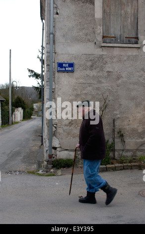 AJAXNETPHOTO. FRANKREICH, GIVERNY. -RUE CLAUDE MONET BENANNT NACH DER BERÜHMTEN IMPRESSIONISTISCHEN MALERS CLAUDE MONET (1840-1926). FOTO: JONATHAN EASTLAND. Stockfoto