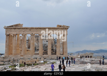 Der Parthenon unter Restaurierung und Menschen den Besuch der Akropolis von Athen, Griechenland. Stockfoto