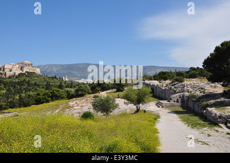 Pnyx Denkmal alte demokratische Versammlung der athenischen Bürger mit Blick auf die Akropolis. Athen im Frühling. Stockfoto