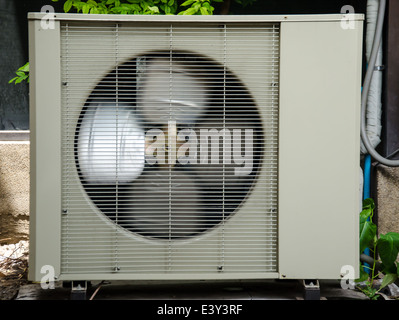 Luftkompressor mit Baum auf dem Boden Stockfoto
