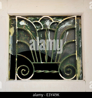 Abstrakte kosmische Baum des Lebens mit Spirale Wurzeln und sieben Niederlassungen. Vintage Eisen Motiv auf alte Fenster. Stockfoto