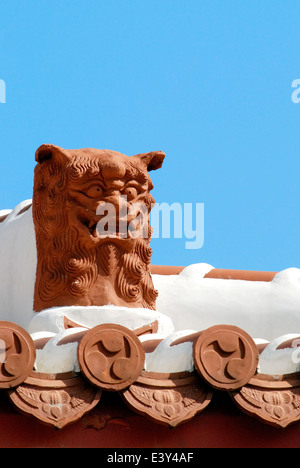 Shisa Lion Ornament auf dem Dach des Tempels in Naha auf Okinawa, Japan. Stockfoto