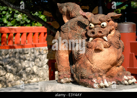 Detail einer Shisa Lion Ornament auf dem Dach des Tempels in Naha auf Okinawa, Japan. Stockfoto