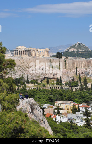 Blick auf die Akropolis und das Odeon des Herodes Atticus vom Philopappos-Hügel. Stockfoto