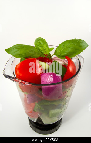 Mixer mit bereit für das Entsaften von frischem Gemüse gefüllt Stockfoto