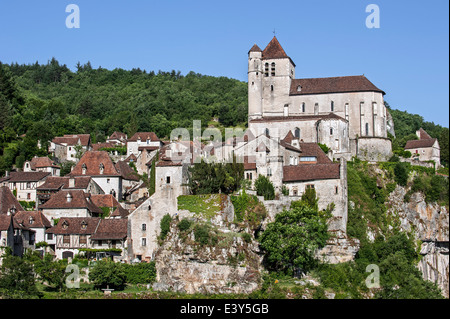 Blick über Häuser und der Wehrkirche des mittelalterlichen Dorfes Saint-Cirq-Lapopie, Quercy, Midi-Pyrénées, Frankreich Stockfoto