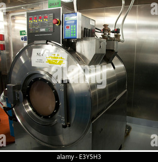 Gewerbliche Waschmaschine in der Waschküche eines Luxus-Kreuzfahrtschiffes Stockfoto