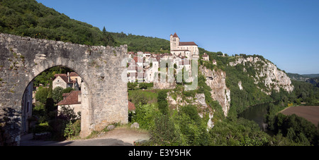 Stadttor und Blick auf das mittelalterliche Dorf Saint-Cirq-Lapopie, Lot, Quercy, Midi-Pyrénées, Frankreich Stockfoto