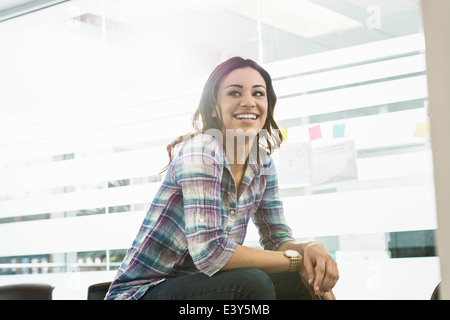 Porträt von überzeugt junge Geschäftsfrau im Büro Stockfoto