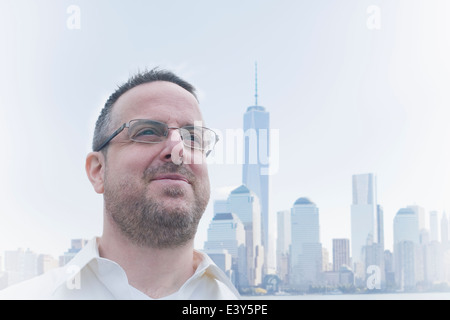 Porträt von reifer Mann und Stadtbild, Jersey City, New Jersey State, USA Stockfoto
