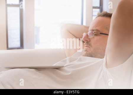 Nahaufnahme von reifer Mann schlief auf dem sofa Stockfoto