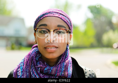 Junge Frau, die Kopftuch tragen Stockfoto