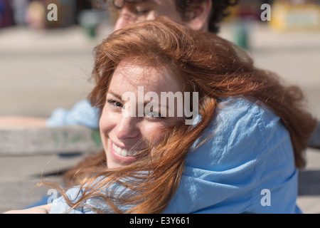 Porträt der jungen Frau in armen Freunde hautnah Stockfoto