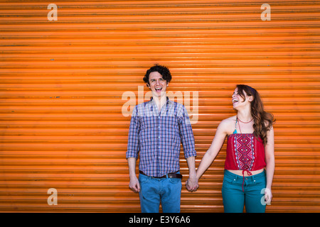 Porträt des Paares vor orange Auslöser Stockfoto