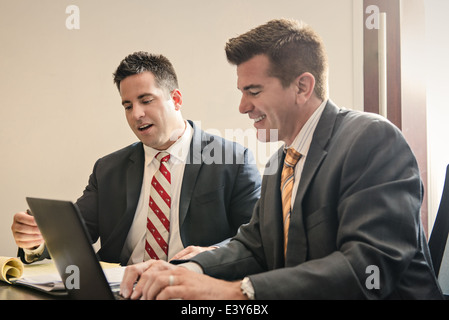 Zwei männliche Wirtschaftsanwälte mit einem Vorgespräch in Büro Stockfoto
