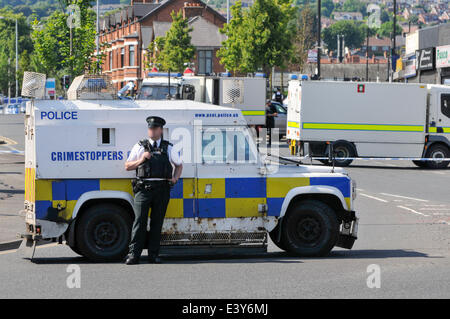 Belfast, Nordirland. 1. Juli 2014 - Blöcke PSNI Landrover Crumlin Road als Armee ATO (Bomb Squad) sicher auf dem Dach eines Ladens in Ardoyne, Nord-Belfast eine Rohrbombe gefunden. Bildnachweis: Stephen Barnes/Alamy Live-Nachrichten Stockfoto