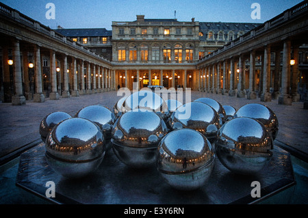 Paris ist ein Synonym für Schönheit, Kultur und einen eigenen Stil, der in seiner Menschen, Geschäfte und Gebäude zu sehen ist Stockfoto