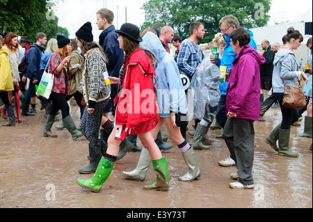 Festivalbesucher bei Regen beim Glastonbury Music Festival, England, Freitag, 27. Juni 2014. Stockfoto