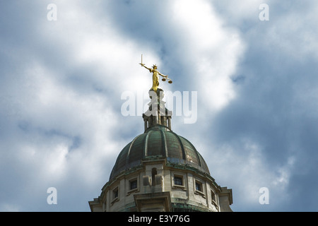 Justiz-Statue und Kuppel, The Old Bailey, Central Criminal Court, City of London, England-UK. Stockfoto