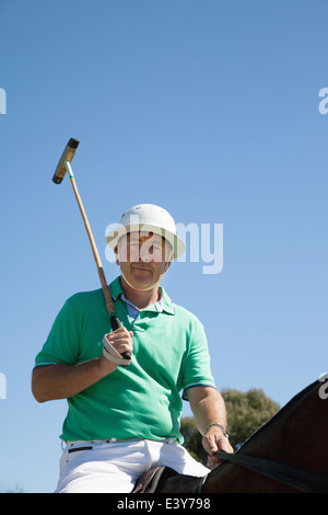 Porträt von reifer Mann, Polo zu spielen Stockfoto