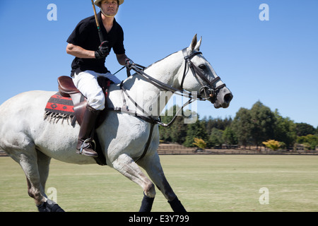 Mitte erwachsenen Mannes, Polo zu spielen Stockfoto