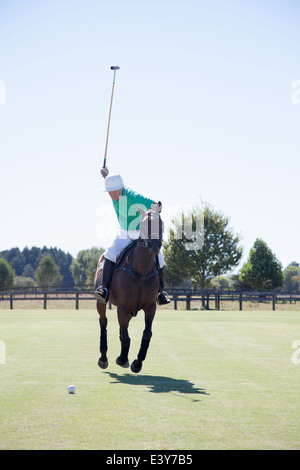 Reifer Mann, Polo zu spielen Stockfoto