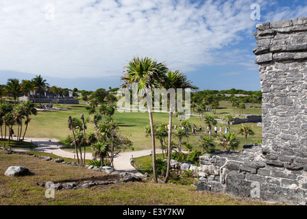 Touristengruppen Spaziergang durch das Gelände an der Ausgrabungsstätte Tulum in Quintana Roo, Mexiko. Stockfoto