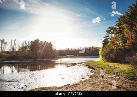 Junge Frau am Strand in Kittery, Maine, USA Stockfoto