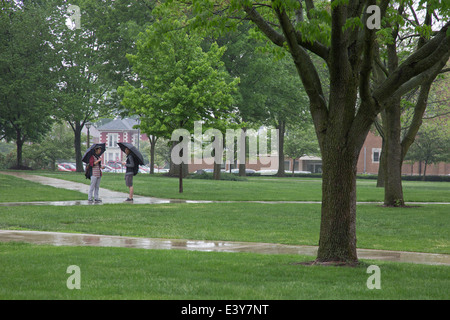 Greencastle, Indiana - zwei Studenten Chat im Regen auf dem Campus der Depauw University. Stockfoto