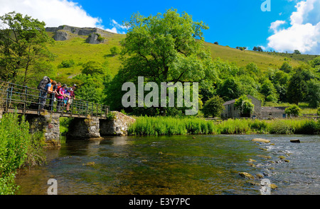 Monsal Dale, Spaziergänger auf der Brücke über den Fluss Wye Derbyshire Peak District National Park England UK Stockfoto