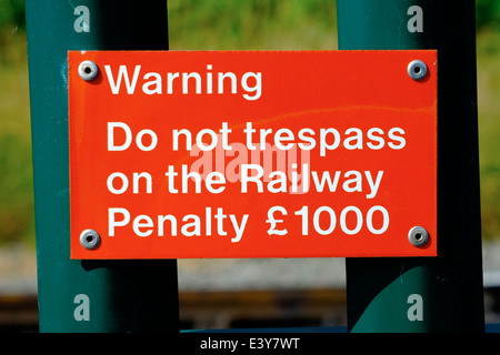 Warnung nicht Hausfriedensbruch auf dem Bahnhof Strafe £1000 roten Schild England uk Stockfoto