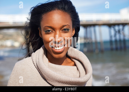 Porträt der lächelnde junge Frau am Strand von Malibu, Kalifornien, USA Stockfoto
