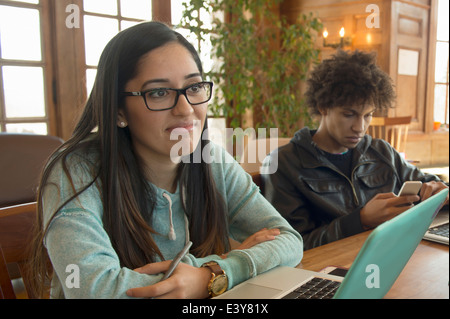 Junge Frau mit laptop Stockfoto