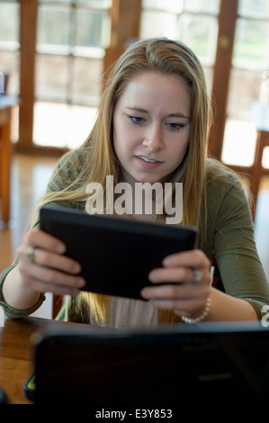 Junge Frau mit digitalen Tablet Stockfoto