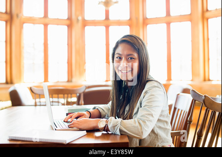 Junge Frau mit laptop Stockfoto