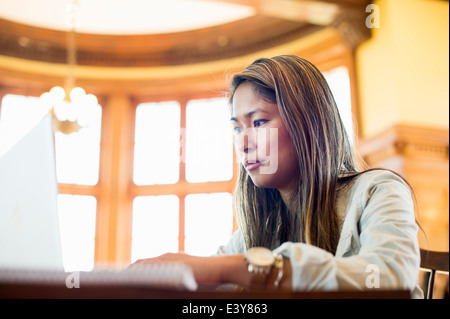 Junge Frau mit laptop Stockfoto