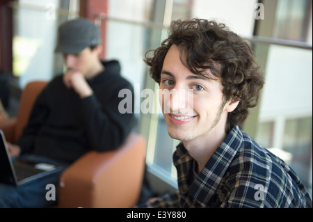 Student mit braunen lockigen Haaren, Porträt Stockfoto