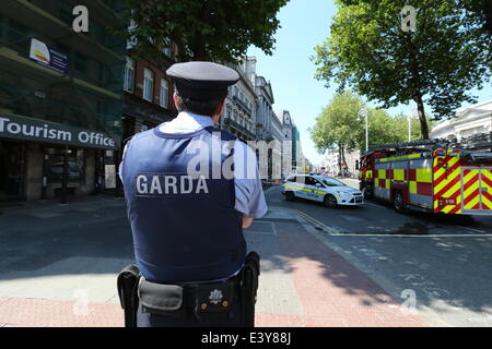 Dublin, Irland. 1. Juli 2014. Ein Gardasee-Offizier überwacht die Situation an der Dame Street im Stadtzentrum von Dublin wo Gardai die Straße Verkehr gelöscht, nachdem ein Mann der auf dem Dach des Gebäudes der Ulster Bank besetzt. Gardai und Rettungsdienste reagieren auf den Vorfall beobachtet von Hunderten in der irischen Hauptstadt. Bildnachweis: Brendan Donnelly/Alamy Live-Nachrichten Stockfoto