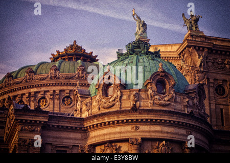 Paris ist ein Synonym für Schönheit, Kultur und einen eigenen Stil, der in seiner Menschen, Geschäfte und Gebäude zu sehen ist Stockfoto